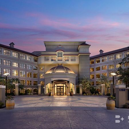 The Royal Kelowna - Bellstar Hotels & Resorts Eksteriør billede