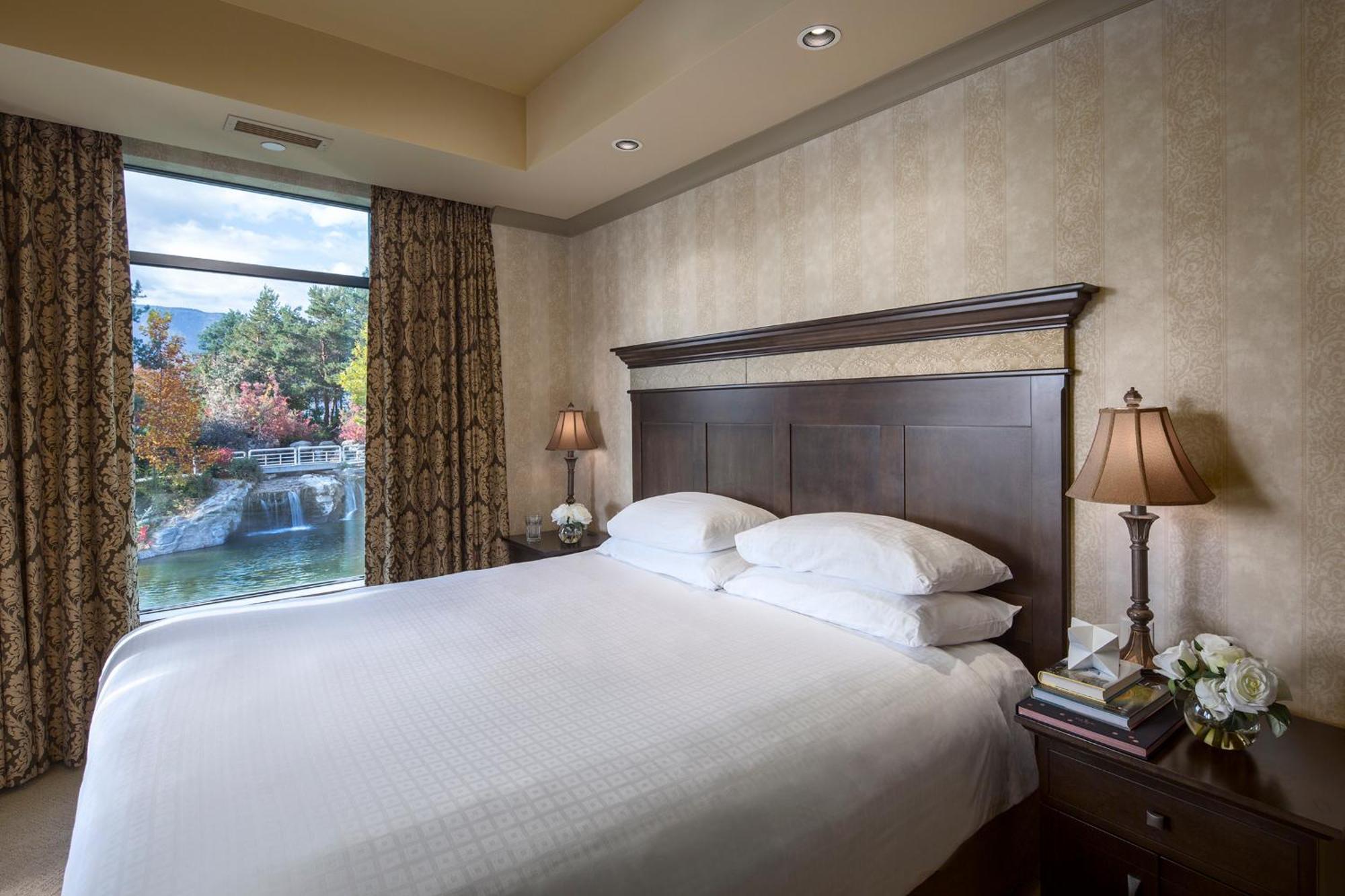 The Royal Kelowna - Bellstar Hotels & Resorts Eksteriør billede
